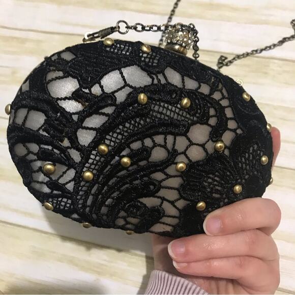 Darling Vintage Hard Shell Oval Black Lace Rhinestone Clasp Chain‎ Evening Bag - Picture 2 of 9